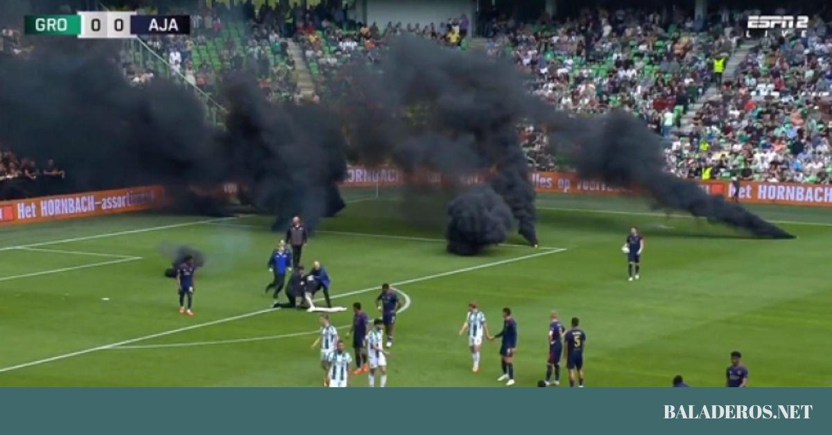 Γκρόνιγκεν – Άγιαξ: Καπνογόνα στον αγωνιστικό χώρο, εισβολή οπαδών και οριστική διακοπή! (video)